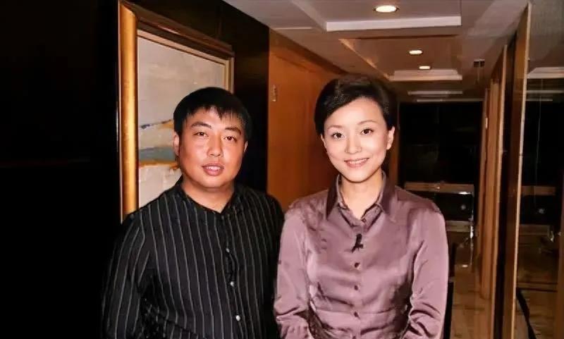 杨澜访谈录
杨澜专访刘国梁时二人的合影。