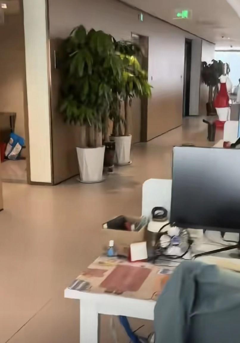 公司为了降本，把之前雇的保洁给辞了，然后要求各部门平日里自行保持各自办公区的卫生
