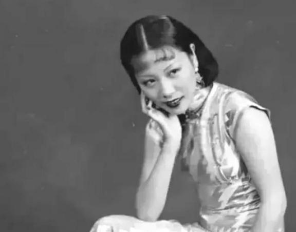 1925年，24岁的青楼女子张素贞正在接客，可当她开始宽衣解带时，一把枪却抵住了