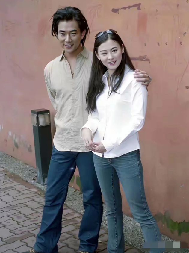 突然发现，老照片中的张柏芝脸庞肥嘟嘟的，看上去并没有那么惊艳；而身旁的任贤齐却是