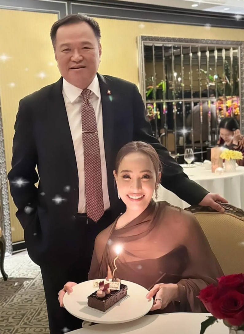 泰国新晋第一夫人，颜值和气质双双在线
阿努廷2022年娶了小20岁的妻子连塔纳农