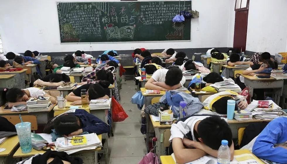 为什么现在孩子这么辛苦，却看不到明天的希望在哪里？
可以说，从呱呱坠地那一刻起，