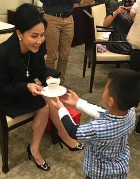2015年，刘嘉玲认胡军7岁的儿子康康为“干儿子”，心情大好的她，更是当场送出一