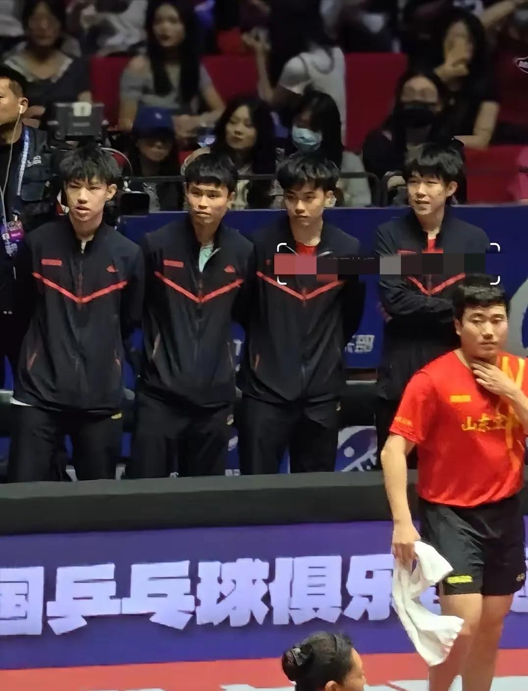 樊振东VS林诗栋，全场都在盯着这个球台，魏桥也不管不顾梁甜甜正在场上，全员盯盯。