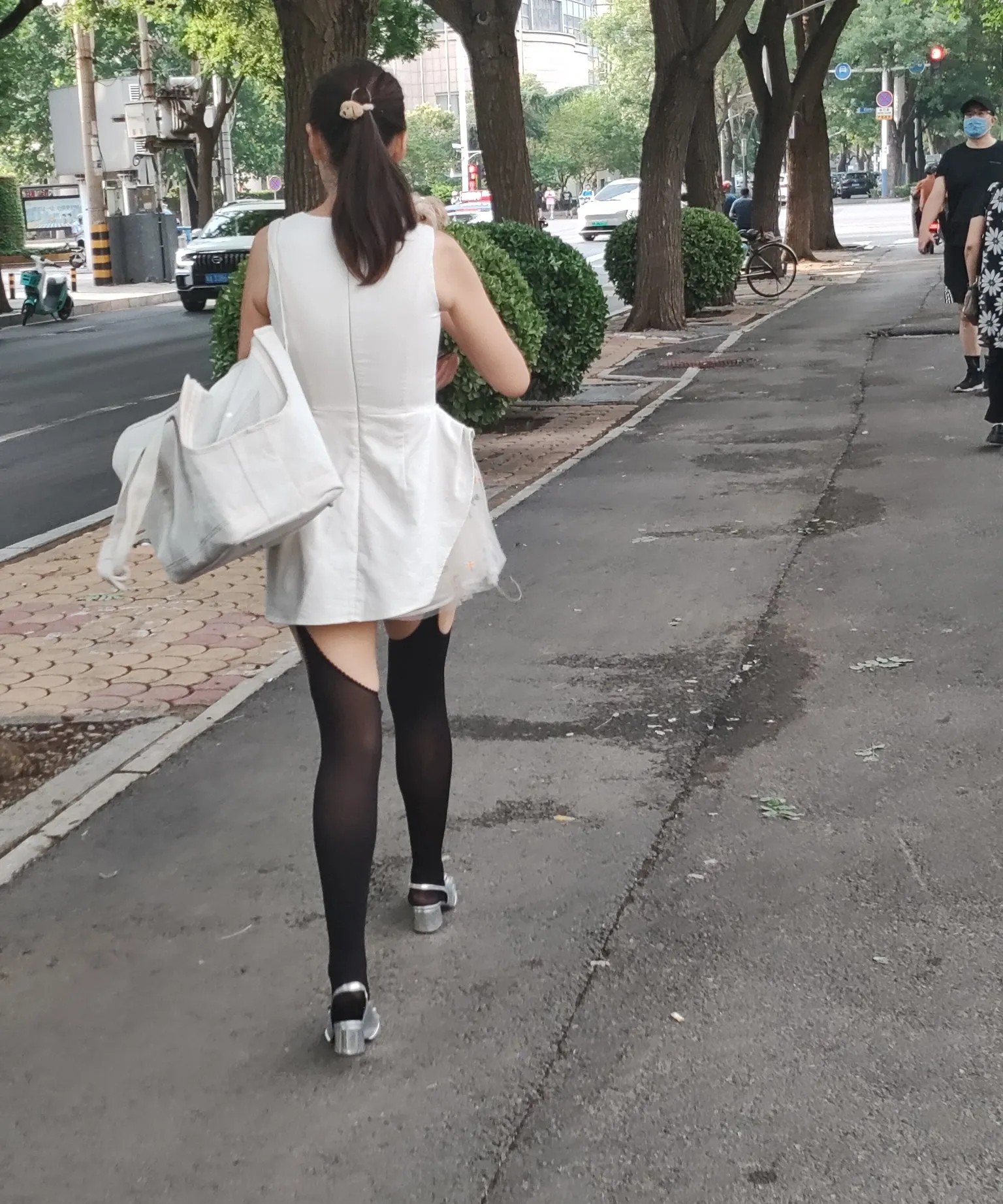 偶遇，路边的大叔：这叫几分裤呀？！其实这不是几分裤，是吸睛裤