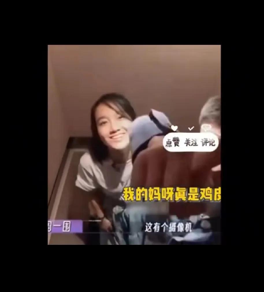 朱丹周一围，真是被这对夫妻甜到！
有媒体曝光了两人在某商场电梯里的亲密画面：两人