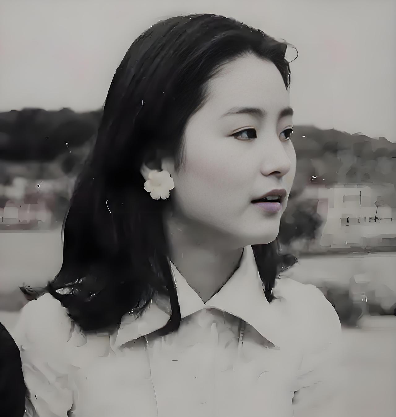 #老照片#
有哪位高人，能够认出，画面中的女孩，她是台湾哪位著名艺人？