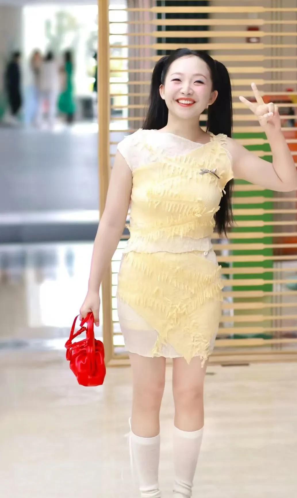 这还是《六姊妹》里人人喊打的老六吗？
辣目洋子怎么突然就变这么好看了，下颚线也清