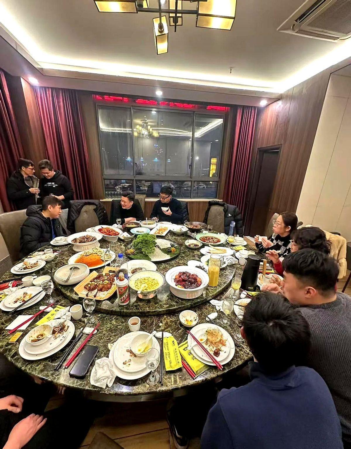 几天前参加一场聚会，遇到一位爱夸耀的，席间主要有这些情况。

酒过几巡，那人突然