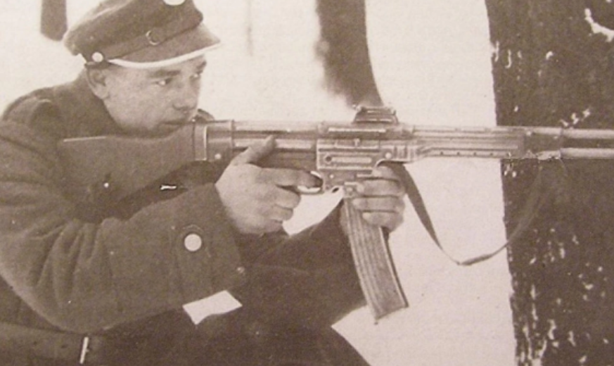 1943年，苏德战争中，苏军意外发现死去的士兵身上，竟然有3、4个密集弹孔。以德