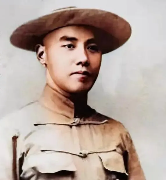 1920年，卢小嘉对露兰春出言不逊，被黄金荣打了两耳光，第二天，卢小嘉拿枪顶着黄