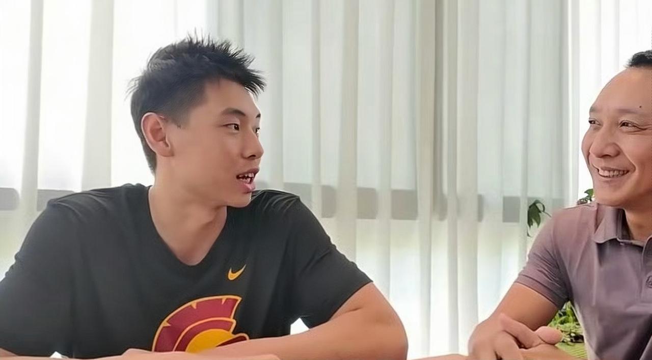 崔永熙回国了哦！
崔永熙昨天已经从美国回来了，谈到加盟广东宏远男篮时说：“我从小