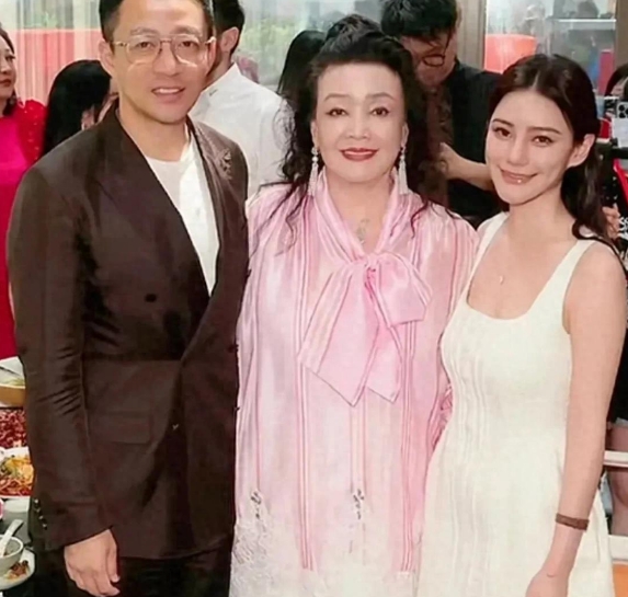 11岁小玥儿在《我的星星妈妈》中写道：“马阿姨带我去龙山寺数星星，她说每次微笑都