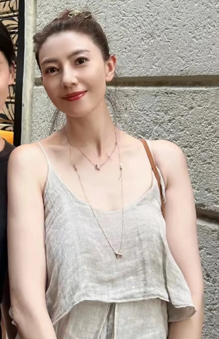 高圆圆是老天爷追着赏饭吃的女人，是行走的衣架，任何衣服穿在她身上都有很好看的效果