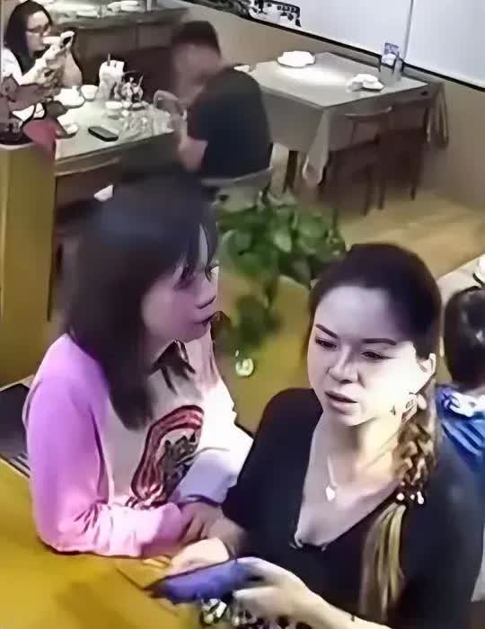 无理取闹了！”云南丽江，有一名女子请几个朋友到当地一家高档粤菜馆吃饭，在点餐的过