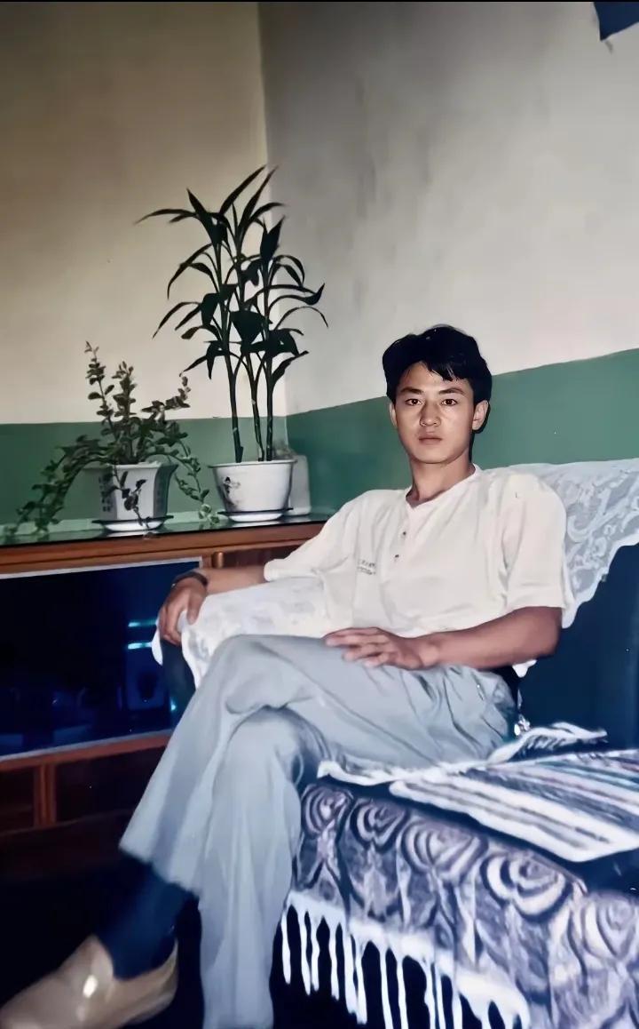 沙发上的帅哥是谁？
挖到一张超有年代感的老照片！1984年在广州拍的，沙发上这位
