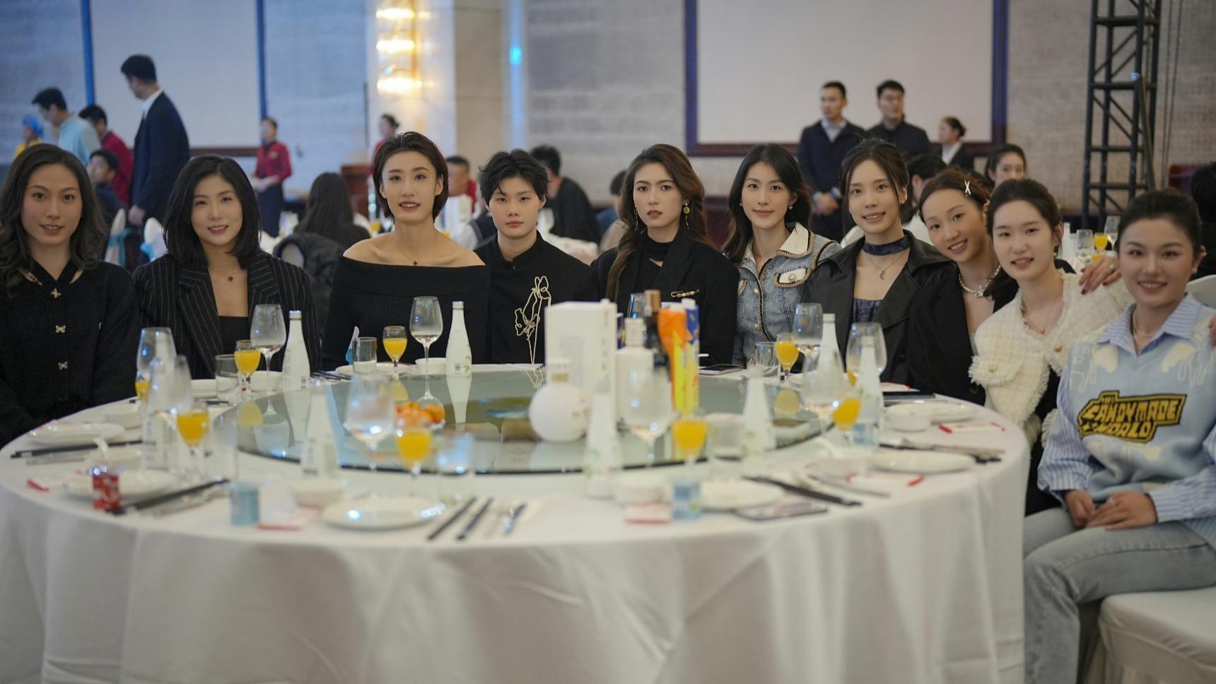 罕见的中国女排姑娘的私服合影：王媛媛很大胆，刁琳宇搭配的最好