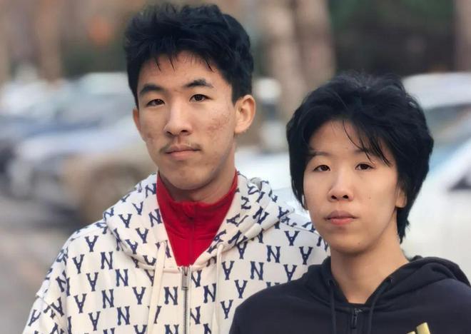 高考出分，1家有1个高分就谢天谢地了。

没想到来自辽宁的龙凤胎妹妹710分