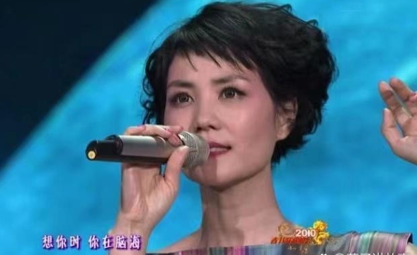 2010年，王菲给李健发了个短信：“我上春晚唱你的《传奇》，没意见吧？”李健立马