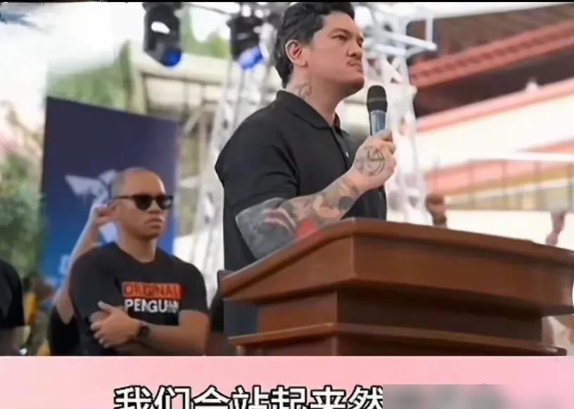 哇！菲律宾达沃市昨日街头气氛火爆！市长杜特尔特，一身刺青，戴着墨镜，在台上痛斥马