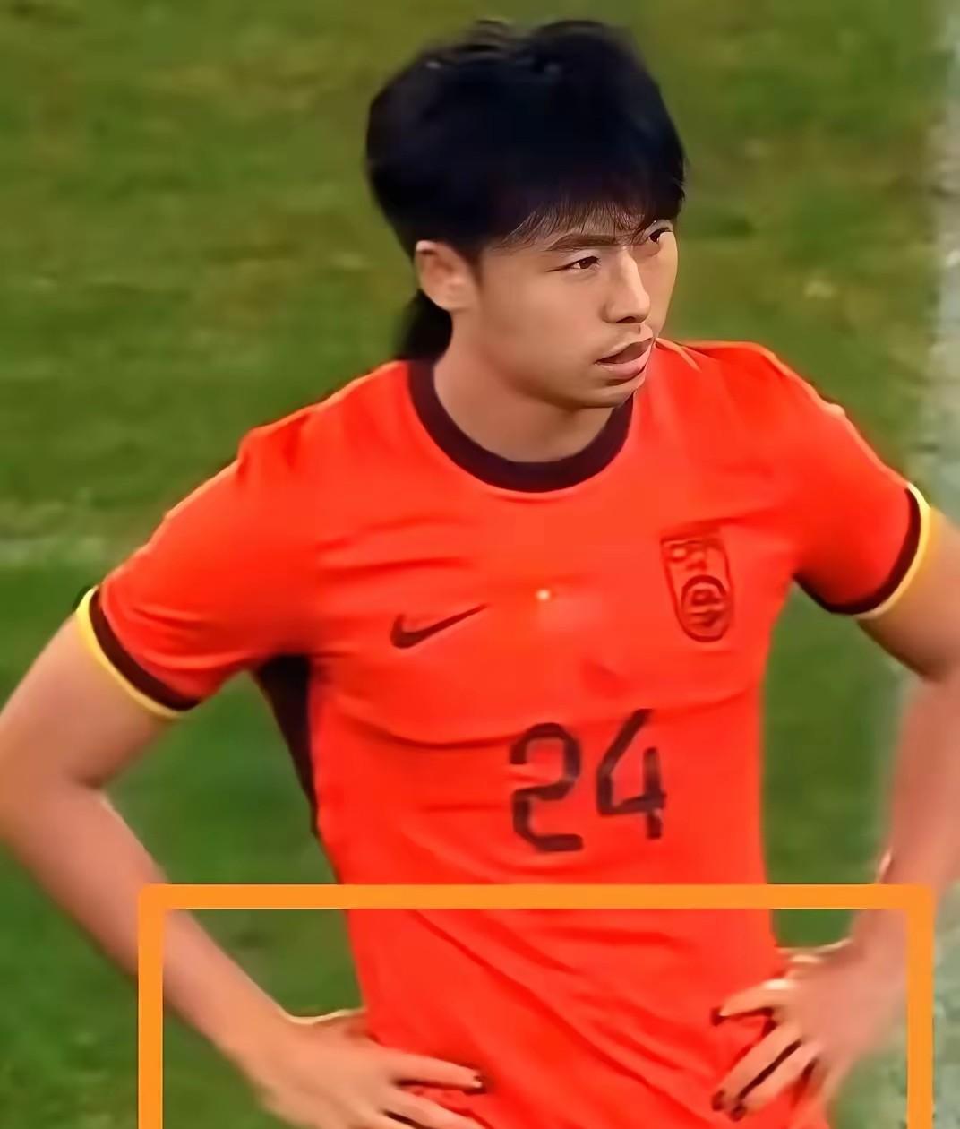 留长发他说是是因为“怀念妈妈”，这可以理解；汪士钦作为一个大男人，居然涂黑紫色的