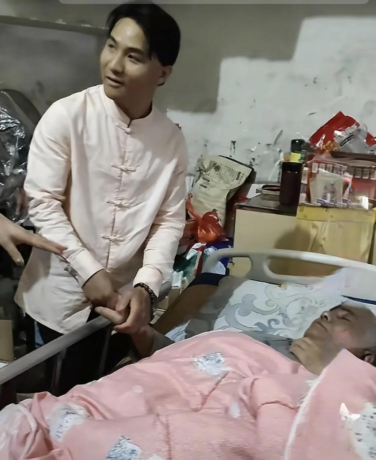 表姐发了一个库存，记录的是苏伢子和妈妈去探望生病卧床的姑父！
说起这位姑父，苏伢