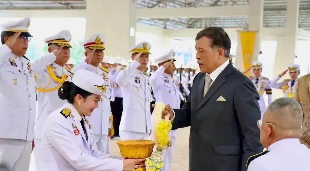 泰国总理佩通坦因为被暂停了总理职务无法参加9.3日的阅兵仪式。如果泰国想派高层来