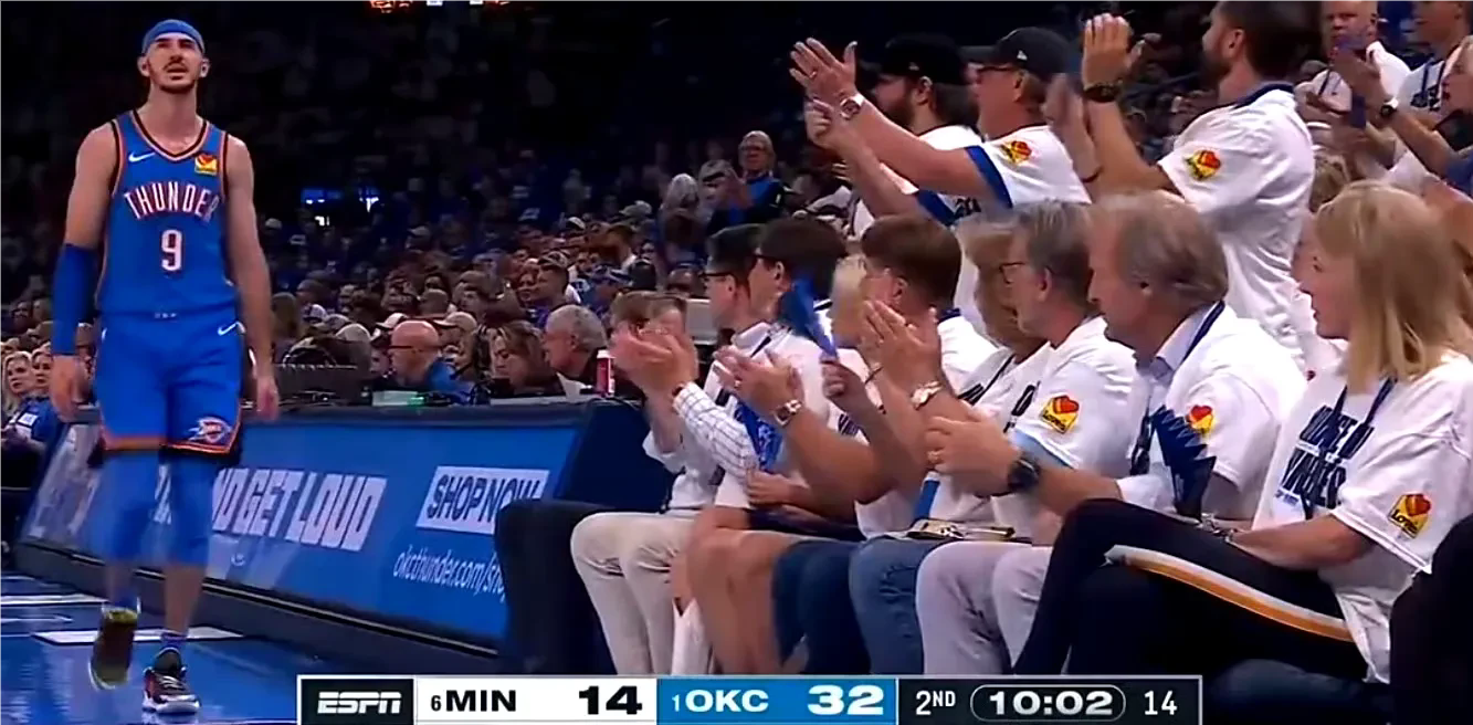起立鼓掌，雷霆球迷太爱卡鲁索了！