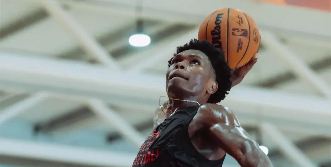 阿门汤普森兄弟能参加西班牙特训营全是拜范弗里特所赐，新主席福利。
阿门汤普森跟他