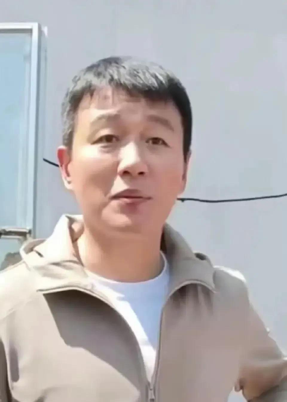 佟大为，这是怎么了，有点断崖式衰老！
他不过才47岁，怎么就老成这样，眼角下垂，