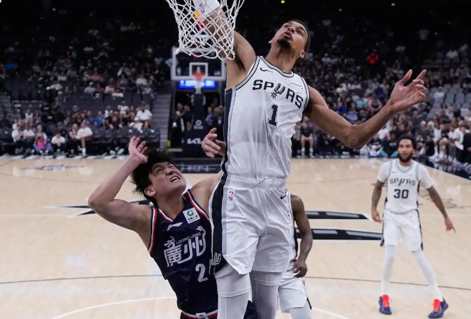 状元对决，CBA状元陈国豪大战NBA状元文班亚马不落下风！

在今天马刺与广州队