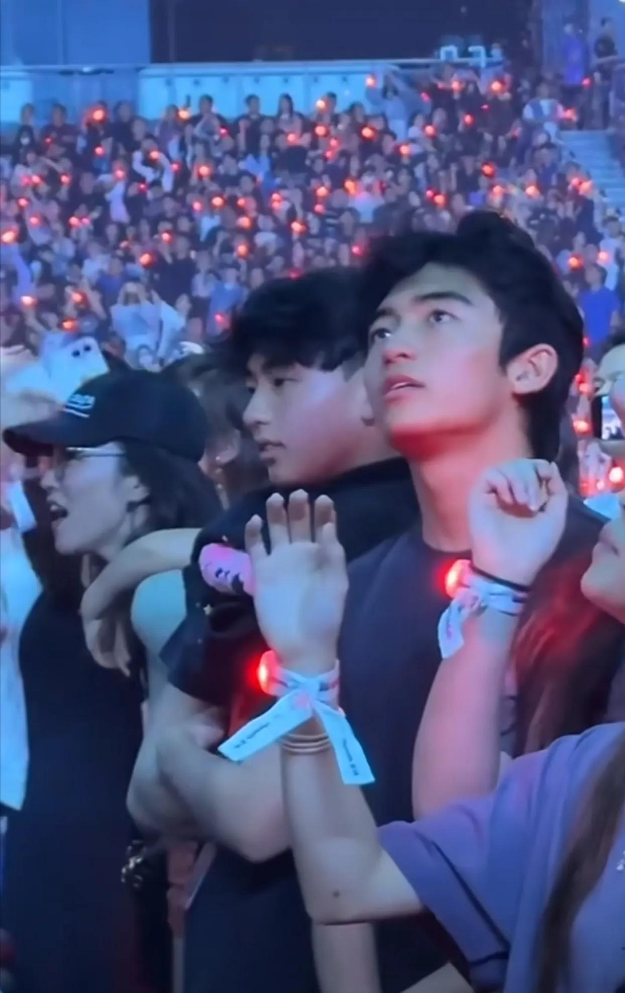 #谢霆锋与大儿子Lucas同框合影#