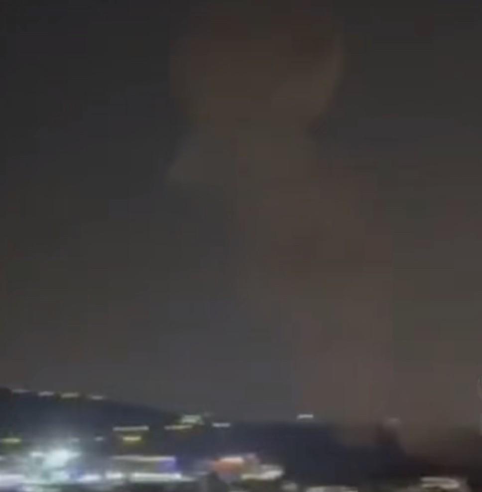 以色列凌晨空袭伊朗，
根据伊朗群众拍回的现场视频，
可以看出3个细节……
1、德