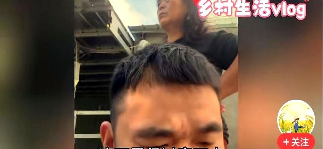 “阿杜一句‘她没帮’，把帮忙变成热搜。”
戏谑里藏刀。刀口指向李佳，也指向围观者