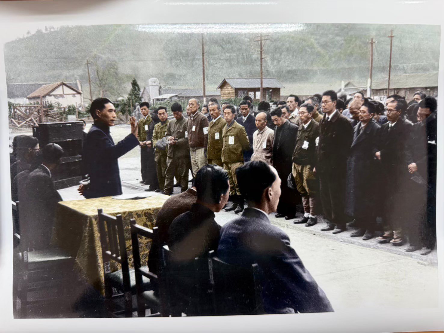 这组老照片拍的是1945年底到1946年，日俘和日侨被集中到管理所，一批批遣送回