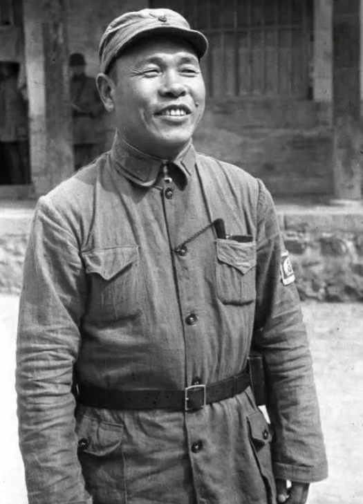 1938年，王长江，一位勇猛的国军将领，改变立场，投奔了共产党，成为八路军冀中军