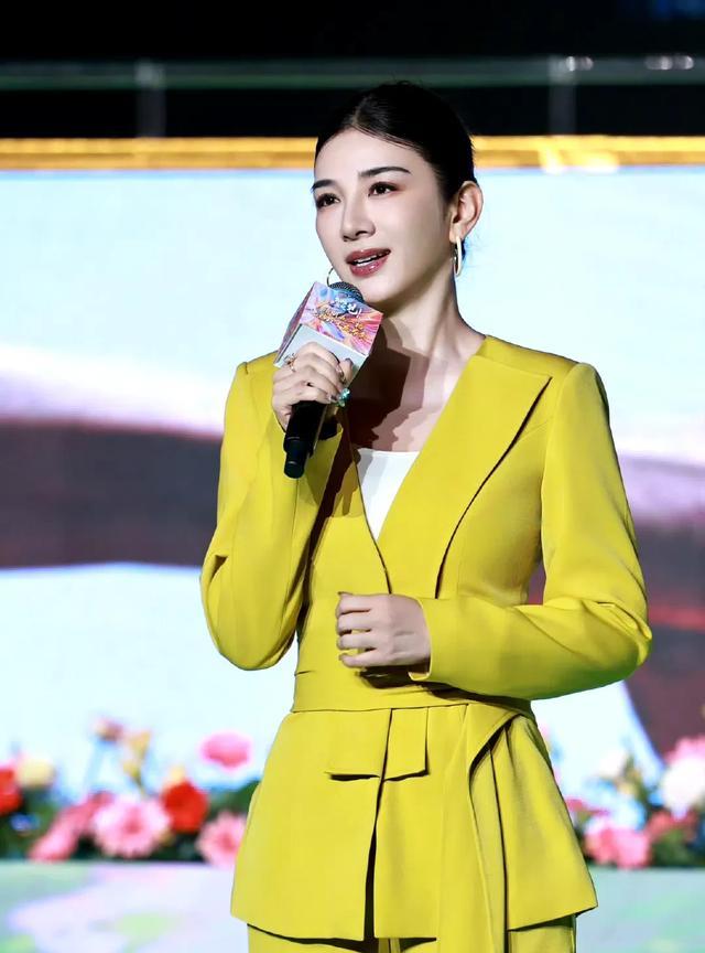 黄奕刘德华十八年后再合作，电影猎金游戏5月1日上映！
4月2日，黄奕在社交媒体发