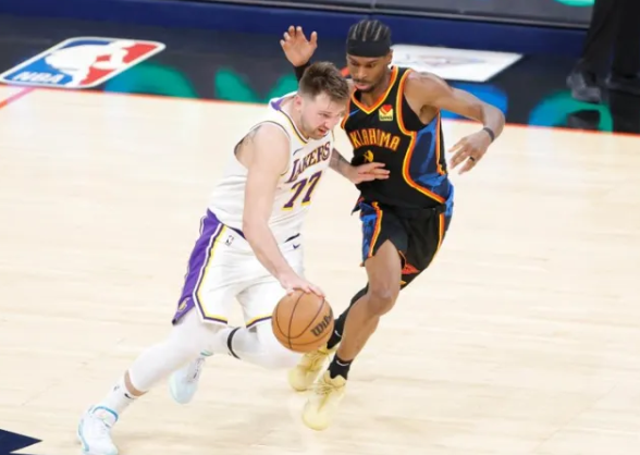 NBA常规赛，湖人121-111黄蜂。
湖人球员八村垒全场出战36分钟，12投9