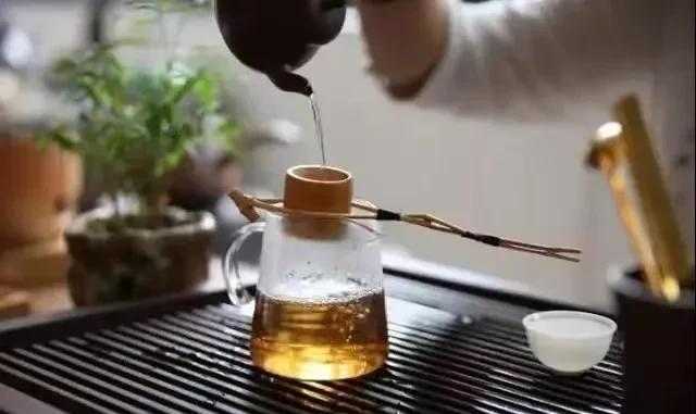 很多老年朋友们聚到一块拉呱，无非三个话题：比退休金，比子女，谈政治。
我个人觉得