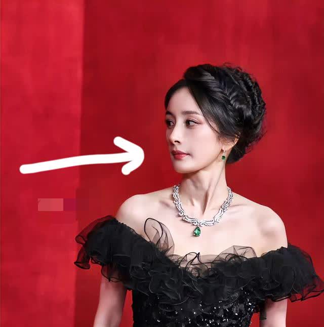 我似乎理解杨幂躲镜头的原因了，
并非她偶像包袱太重，
也不是她怕拍到毛孔，而