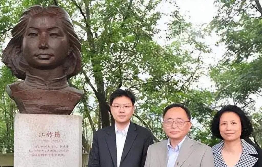 2008年，62岁的彭云携妻儿从美国回到故土为母亲江姐扫墓，站在母亲半身铜像前的