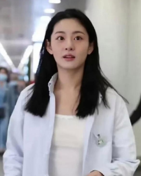 刷到赵晴素颜赶飞机的照片，这姐不化妆都这么美，于正人品不讲这眼光真“毒”，挖到这