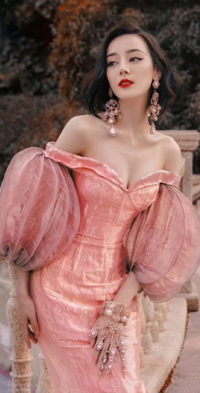 迪丽热巴每次的活动造型都让人眼前一亮