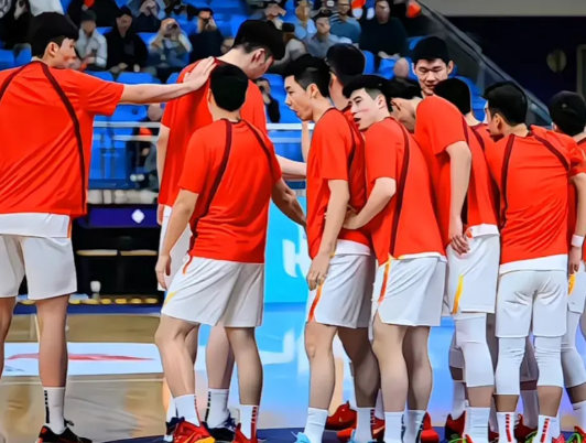 中国男篮在沙特正常训练，今天晚上亮相亚洲杯比赛赛场…
十二名球员已经尘埃落地，相