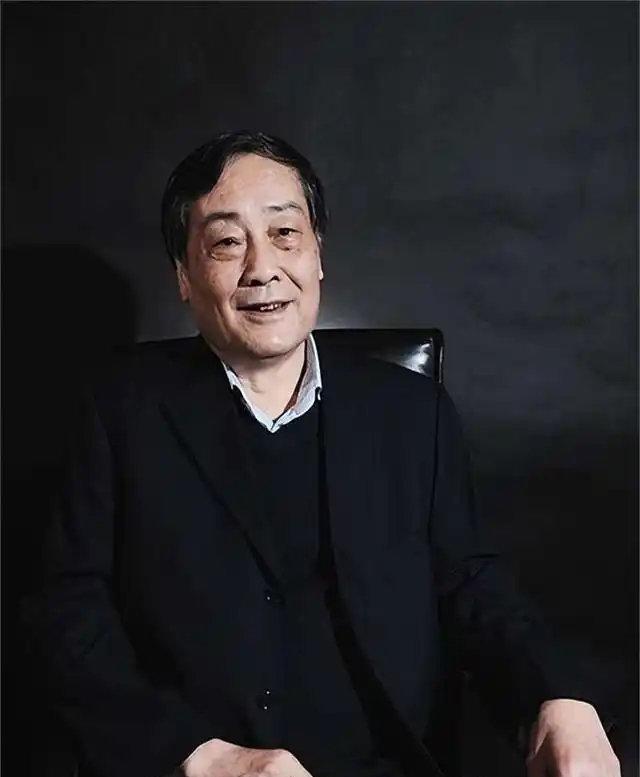 宗庆后在农村插队，硬是拖到33岁必须找城里女孩，那个年代能扛到33岁才找挑剔程度