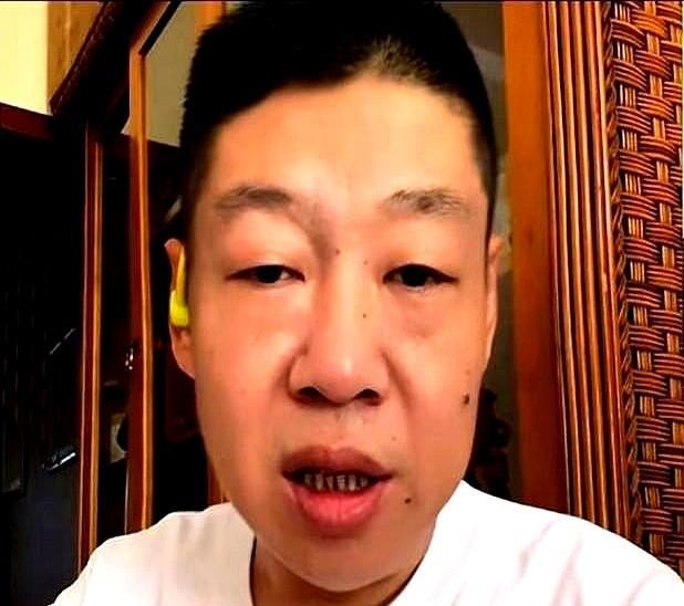 沉默十年，李鹤彪一嗓子把德云社的“家丑”全抖上热搜。
老演员掀桌不是一时冲动。