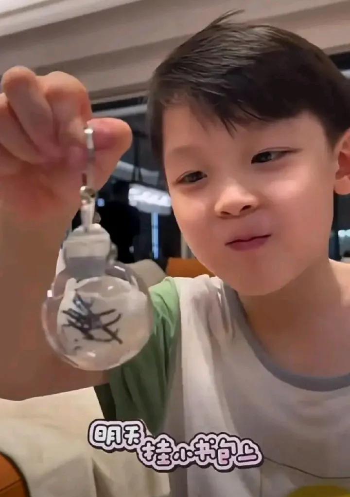 又一个小王楚钦诞生了！他叫小海螺，他是王皓的儿子，大头的小迷弟！
对于他来说，要