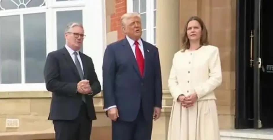 美国总统老特会见英国首相斯塔默之后在苏格兰对记者表示他打算改变对俄罗斯50天停火