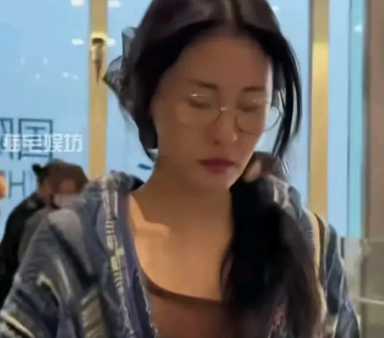 被迫未婚生子的时候，大家都为她感到惋惜，甚至把男方骂成狗……
生父华晨宇，只是轻