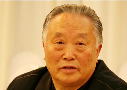 1976年9月8日，毛主席病危，他吃力地握笔写下三道横杠，又敲了三下木床，陪护人